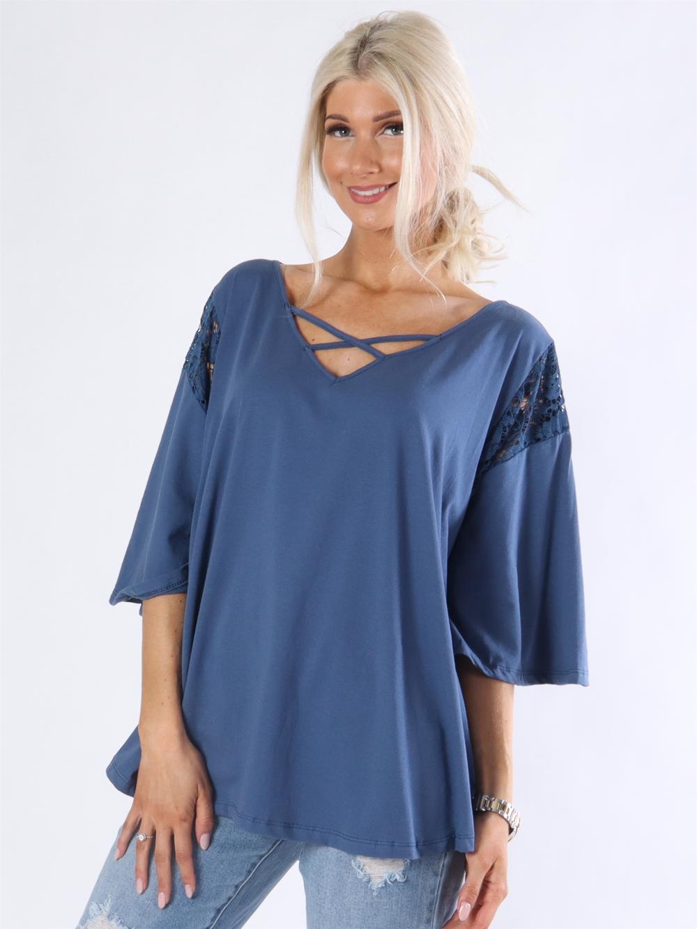 Sasha - Beigefarvet bluse med blondedetalje ved ærmet